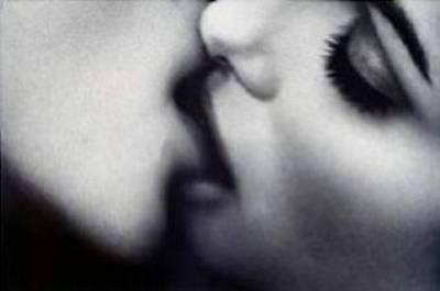ennoncer de l'amour: le baiser....